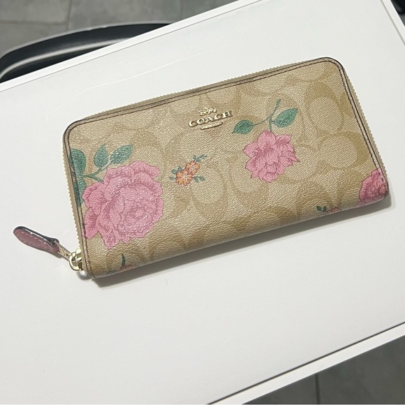 Coach flower ๐ธ ๐บ spacious wallet in excellent condition! - Picture 2 of 4